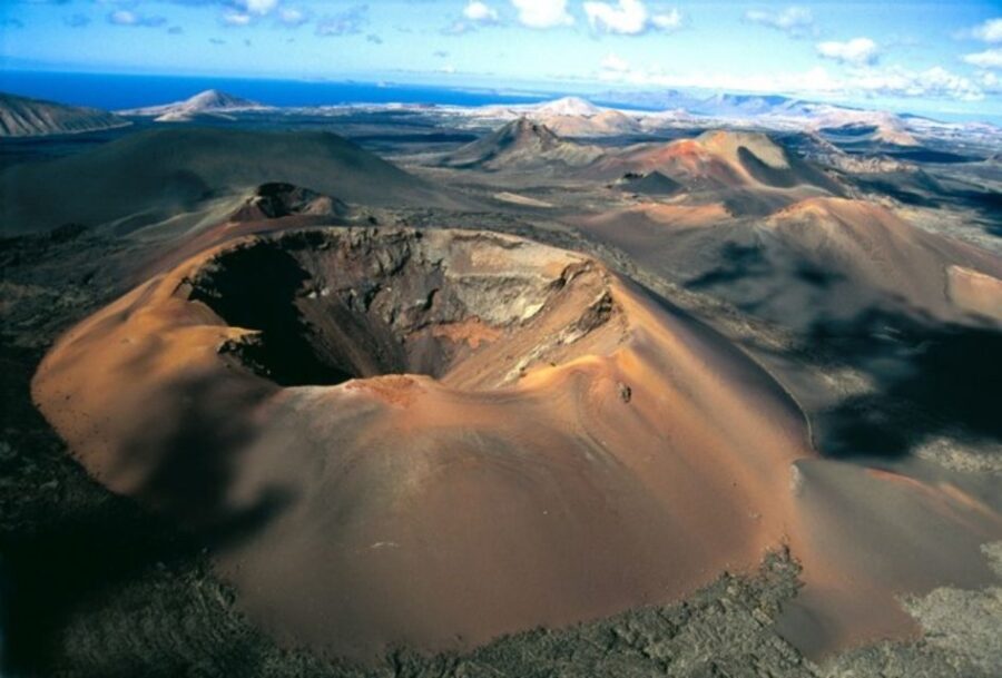 Arrecife/Playa Blanca: Timanfaya National Park Area Day Tour - Entering Timanfaya: Lava-Field Views and the Geothermal Show at Islet of Hilario