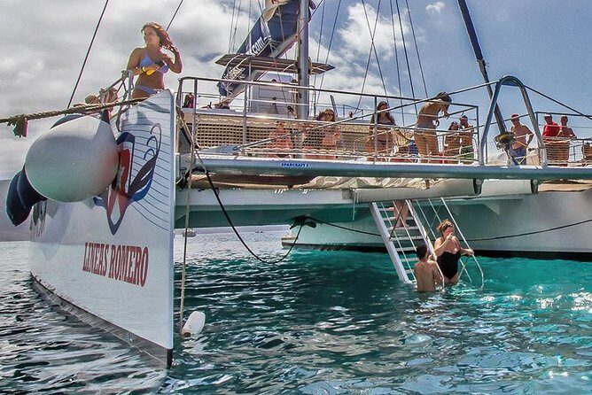 Catamaran Cruise to Papagayo beaches, lunch and water activities - On board: mojitos, an open bar, and real comfort at sea