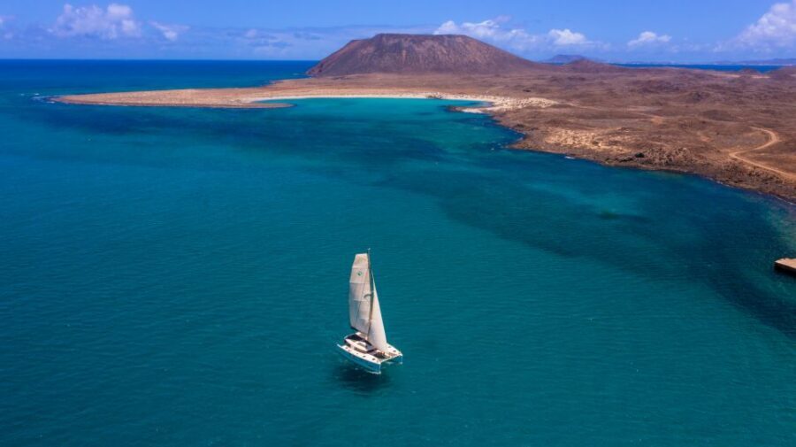 From Lanzarote: Lobos Island and Fuerteventura Day Cruise - La Concha beach on Lobos: turquoise water and natural reserve vibes