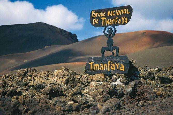 Full Day Tour to Timanfaya, Green Lagoon and La Geria - El Golfo’s Green Lagoon (Charco de los Clicos): Cool Views, Limited Getting Close