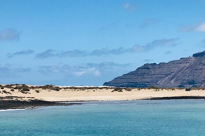 La Graciosa at your leisure (bus transfer and return ferry ticket) - La Graciosa in five hours: Caleta de Sebo, beaches, and sand-road wandering