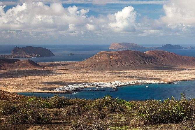 La Graciosa at your leisure (bus transfer and return ferry ticket) - The Orzola to La Graciosa crossing: short, scenic, and worth settling in