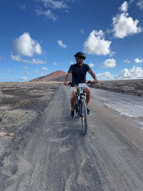 La Graciosa: Rent your ELECTRIC BIKE and explore the island at your own pace. - Caletón de los Arcos: a volcanic tube where the sea does the talking