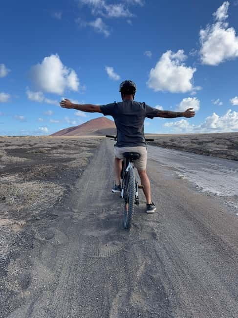 La Graciosa: Rent your ELECTRIC BIKE and explore the island at your own pace. - Pedro Barba village: white houses, a quieter beach, and a safer swim choice