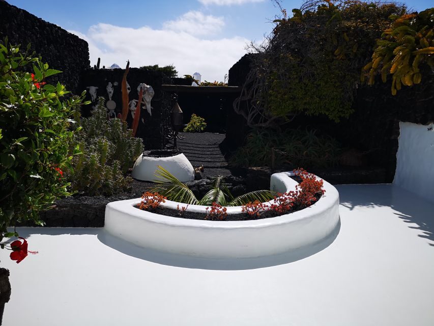 Lanzarote: César Manrique Foundation and Teguise Market - Fundación César Manrique: the guided hour that ties it together
