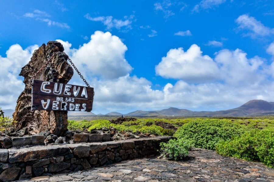 Lanzarote: Cueva de los Verdes & Jameos del Agua Tour - La Corona Volcano: how one crater links everything