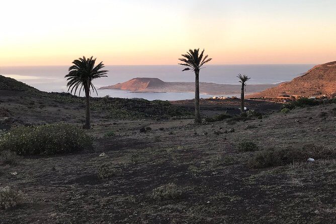 Lanzarote Highlights. Private Tour with Pickup (price per vehicle, not p.p.) - Volcán El Cuervo: an easy crater walk with big surroundings