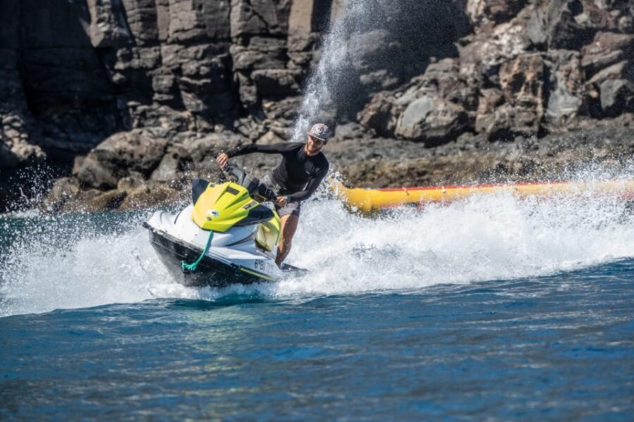 Lanzarote: Jet Ski Tour - Gear up: wetsuit, life jacket, locker, and the first few minutes