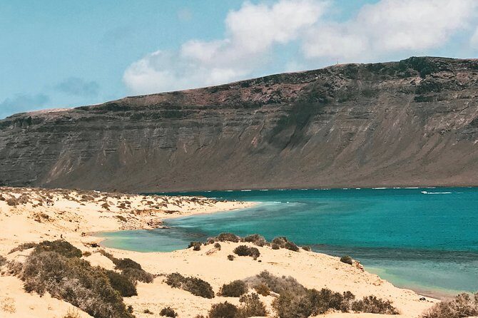 Lanzarote: La Graciosa island cruise with lunch and water activities - Playa de la Francesa: swim, snorkel, kayak, and that volcano-side setting
