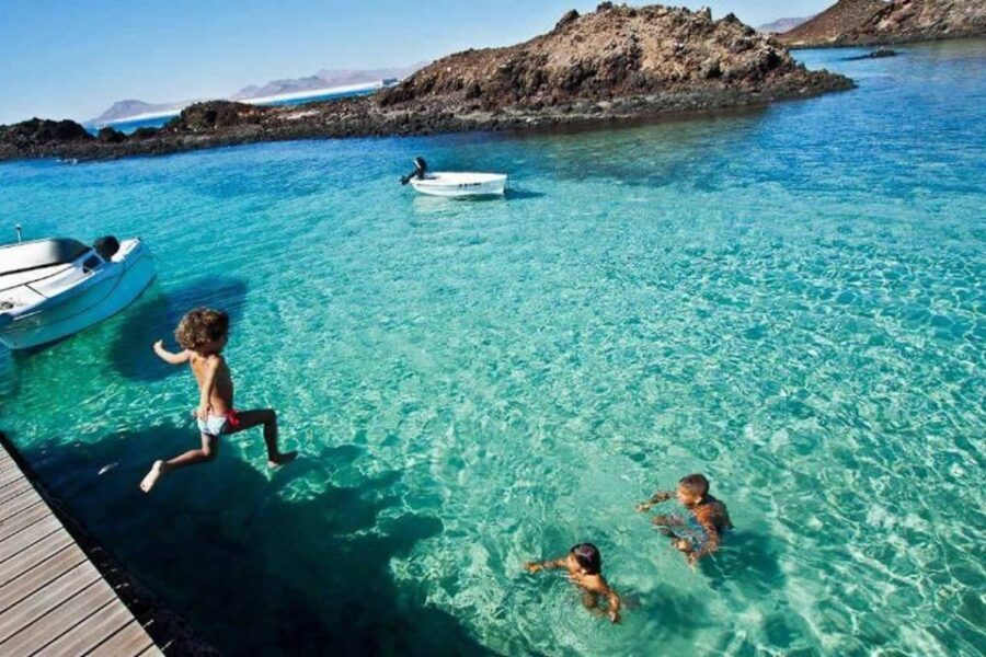Lanzarote: Lobos Island Half-Day Dolphin Watching Trip - On Lobos: picnic lunch, swimming choices, and how to use your 2.5 hours
