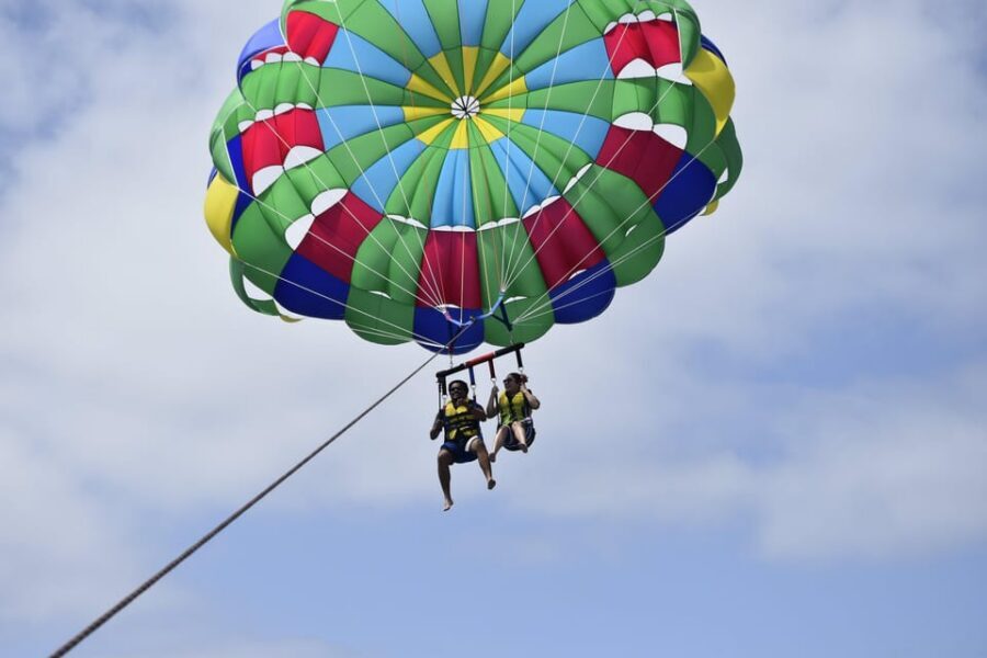 Lanzarote: Parasailing Adventure in Puerto del Carmen - The 10-minute flight: solo rides, shared flights, and those bird’s-eye views
