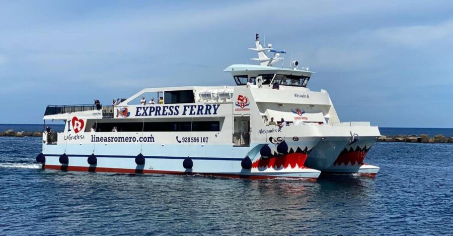 Lanzarote: Return Ferry to La Graciosa with Bus Pickup - La Graciosa on your own clock: beaches, hikes, jeep rides, and lunch