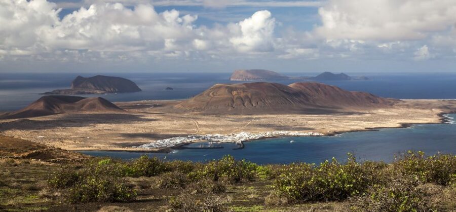 Lanzarote: Return Ferry to La Graciosa with Bus Pickup - Should you book the Lanzarote–La Graciosa return ferry with bus pickup?