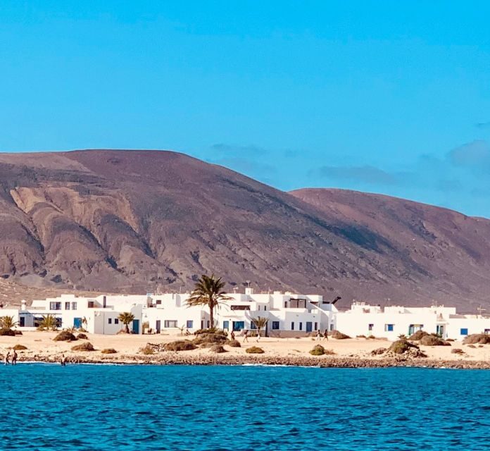Lanzarote: Return Ferry to La Graciosa with Bus Pickup - Riding Lineas Romero: the 30-minute ferry with Wi‑Fi and open-air seating