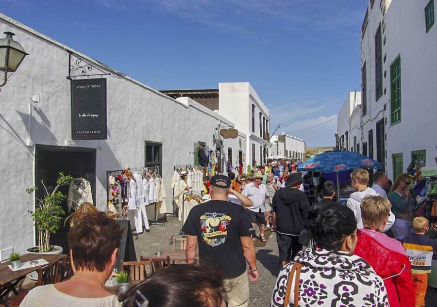 Lanzarote: Teguise Handicraft Market and La Graciosa Island - Ferry to La Graciosa: sea air and a crossing that can get bouncy