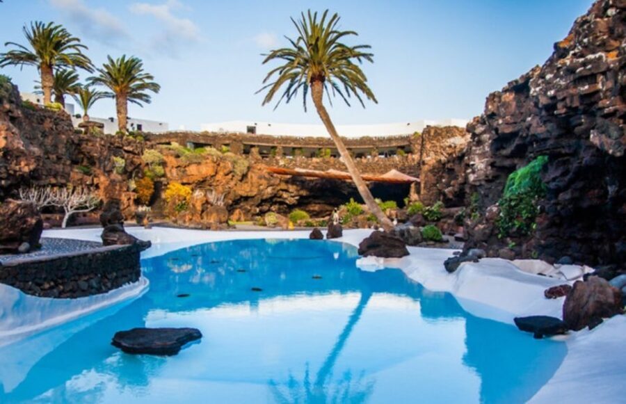 Lanzarote: Volcanic Landscapes Tour with Panoramic Views - Getting picked up and staying comfortable for 6 hours