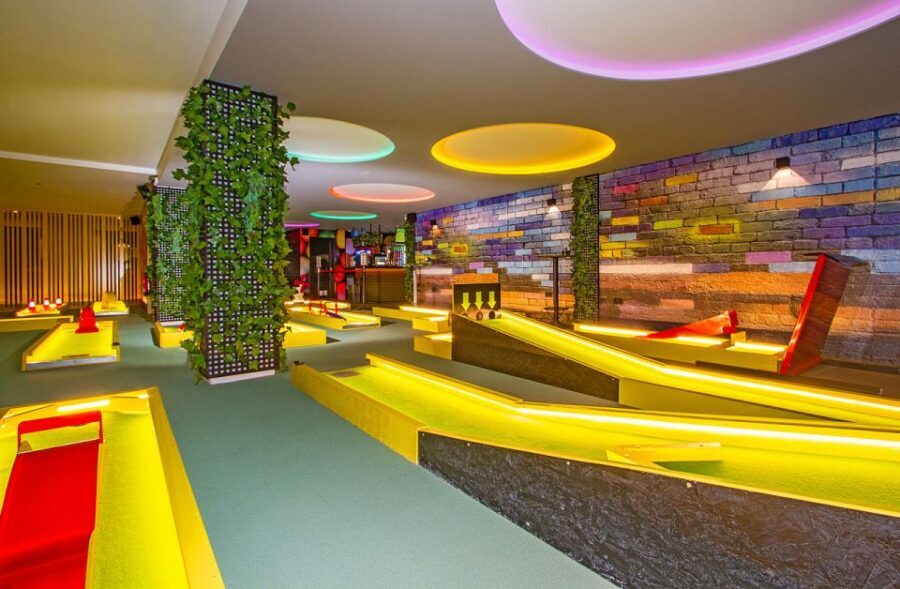 Puerto del Carmen: Indoor 18 hole Crazy Mini Golf Experience - Playing as a duo vs. a group: why your strategy might change