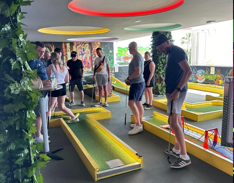 Puerto del Carmen: Indoor 18 hole Crazy Mini Golf Experience - Bar and seating: where you reset between holes