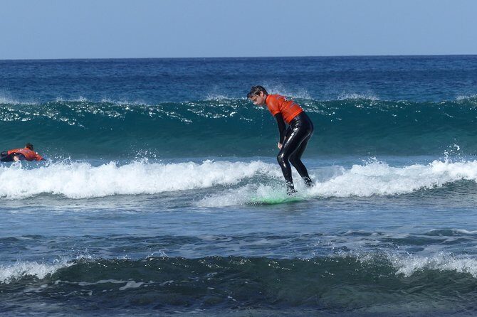 Surf class in Famara 9:15-12:00 or 11:45-14:30 (2h class) - Getting started: meeting at Av. el Marinero and getting kitted up