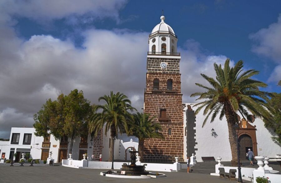 Teguise: Market and César Manrique Foundation Tour - Getting From Pickup to Teguise: Crowd Reality and Timing