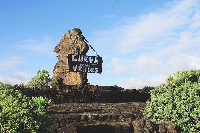 Tour to Timanfaya, Jameos del Agua, Cueva de los Verdes and viewpoint from the cliff - Mirador de Guinate and the La Graciosa View From the Cliff Side